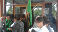Massa Ikatan Mahasiswa Ambalawi Bima saat memalang ruang rapat utama Dewan Perwakilan Rakyat Daerah (DPRD) Kabupaten Bima, Rabu (13/11/2024) siang.