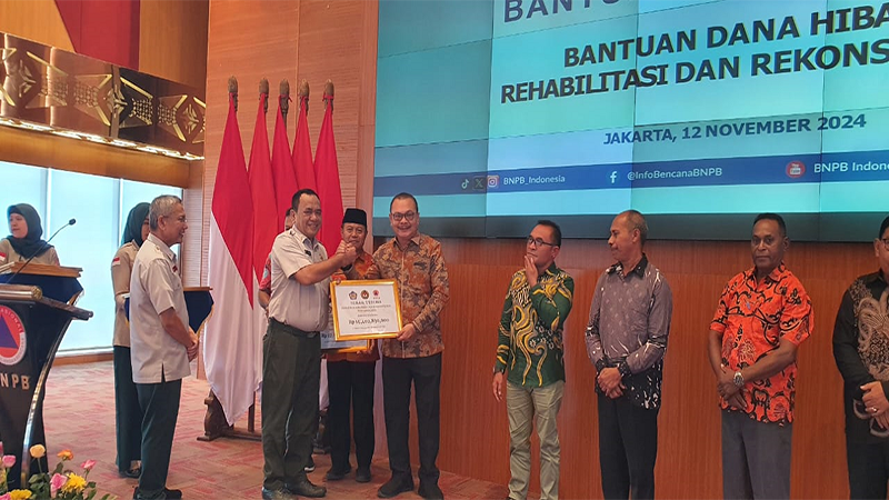 Sekda Kabupaten Bima, Adel Linggi Ardi saat menerima anggaran rekonstruksi pasca bencana Rp14,4 miliar dari Pemerintah Pusat di Gedung Graha BNPB Jakarta, Selasa (12/11/2024).