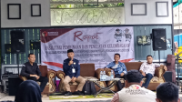 Suasana rapat fasilitasi pembinaan dan penguatan kelembagaan evaluasi pengawasan logistik pemilih dan mitigasi pengawasan pemilihan serentak 2024 yang digelar Bawaslu Kabupaten Dompu di Kafe Uma Tua di Jalan Lintas Lakey Lingkungan Rabalaju Kabupaten Dompu, Selasa (6/11/2024). Foto US/ Berita11.com.