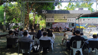 Suasana rapat fasilitasi pembinaan dan penguatan kelembagaan evaluasi pengawasan logistik pemilih dan mitigasi pengawasan pemilihan serentak 2024 yang digelar Bawaslu Kabupaten Dompu di Kafe Uma Tua di Jalan Lintas Lakey Lingkungan Rabalaju Kabupaten Dompu, Selasa (6/11/2024). Foto US/ Berita11.com.