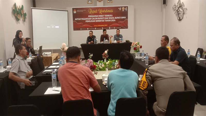 Suasana rapat koordinasi persiapan debat antarpasangan Calon Bupati dan Calon Wakil Bupati Bima untuk pemilihan tahun 2024 di Meeting Room Hotel Marina Inn di Jalan Sultan Salahuddin Lingkungan Amahami Kota Bima, Minggu (10/11/2024) pagi.