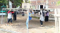 Aktivitas panitia (KPPS) di Dusun Fo’o Mpongi Desa Bara Kecamatan Woja Kabupaten Dompu menyiapkan TPS untuk kegiatan pemungutan dan penghitungan Pilkada pada 27 November 2024.