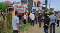 Massa Aliansi Nasional Mahasiswa dan Kepemudaan Indonesia (ALIANSINDO) Cabang Bima saat hendak merangsek di kantor Badan Pengawas Pemilhan Umum (Bawaslu) Kabupaten Bima, Senin (11/11/2024) pagi.