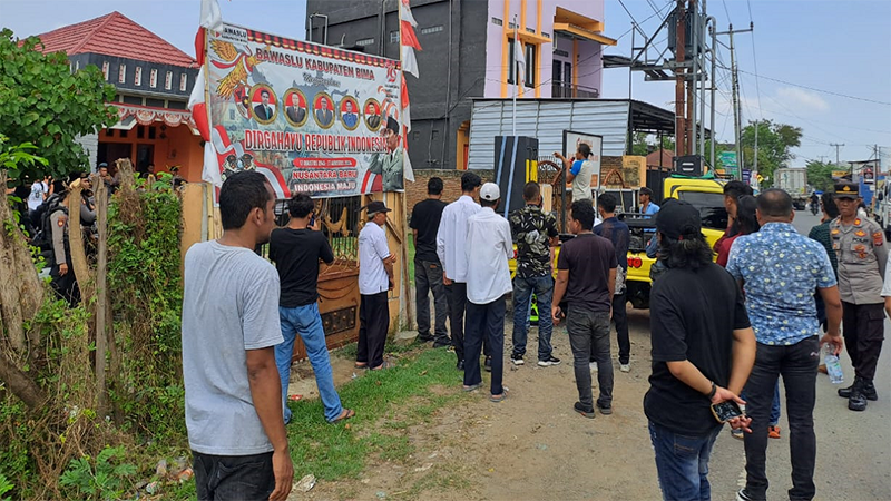 Massa Aliansi Nasional Mahasiswa dan Kepemudaan Indonesia (ALIANSINDO) Cabang Bima saat hendak merangsek di kantor Badan Pengawas Pemilhan Umum (Bawaslu) Kabupaten Bima, Senin (11/11/2024) pagi.