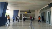 Suasana di gate kedatangan Bandara Sultan Muhammad Salahuddin Bima.