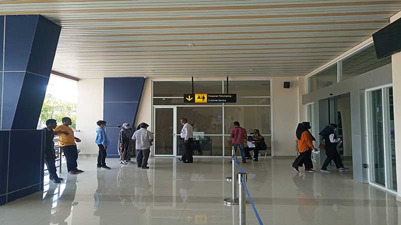 Suasana di gate kedatangan Bandara Sultan Muhammad Salahuddin Bima.