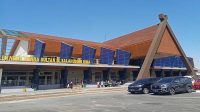 Aktivitas di Bandara Sultan Muhammad Salahuddin Bima tampak dari depan, sebelum gangguan penerbangan karena abu vulkanik dari kegiatan erupsi Gunung Lewotobi NTT.