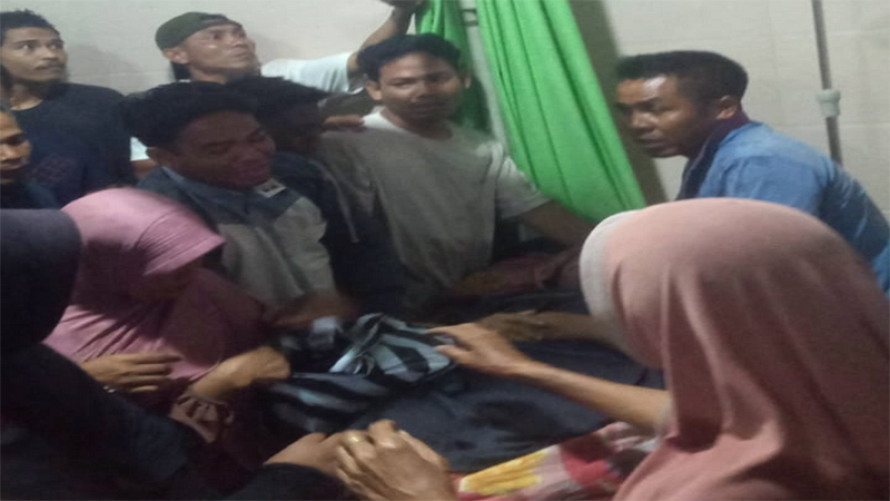 Korban saat setelah dibawa warga ke Puskesmas terdekat, setelah diketahui disambar petir. Foto Humas Polres Dompu.
