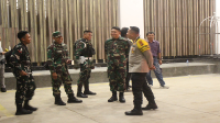 Dandim 1608/Bima, Letkol Inf. Andi Lulianto berbincang dengan Kapolres Bima Kota dan anggota Kepolisian di sela pengamanan kegiatan debat pasangan calon Bupati dan Wakil Bupati Bima di Hotel Marina Inn Kota Bima, Sabtu (16/11/2024) lalu.