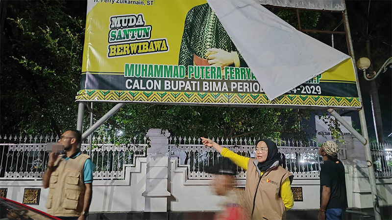 Ketua Bawaslu Kota Bima, Atina mengawasi langsung proses eksekusi alat peraga kampanye calon Bupati Bima yang masih di pasang pada masa tenang di depan Pendopo Bima Bima yang berlokasi di wilayah Kota Bima.