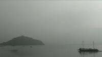 Kondisi kabut haze yang menyelimuti Teluk Bima dan wilayah sekitar terpantau sekira pukul 06.30 Wita pada Minggu, 24 November 2024. Akibat kondisi ini jarak pandang untuk aktivitas penerbangan dan pelayaran terganggu. Foto US/ Berita1.com.