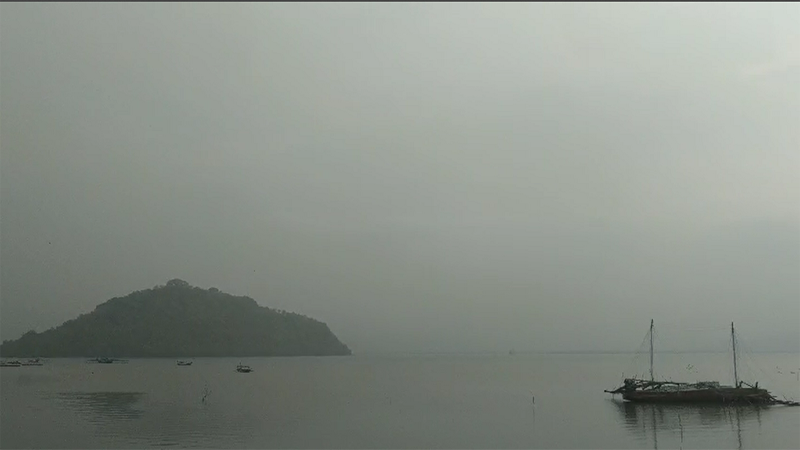 Kondisi kabut haze yang menyelimuti Teluk Bima dan wilayah sekitar terpantau sekira pukul 06.30 Wita pada Minggu, 24 November 2024. Akibat kondisi ini jarak pandang untuk aktivitas penerbangan dan pelayaran terganggu. Foto US/ Berita1.com.