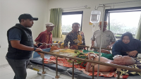 Penjabat Sekretaris Daerah Kota Bima, H Supratman saat melihat kondisi lansia, salah satu dari puluhan korban keracunan massal yang dirawat di rumah sakit di Kota Bima, Sabtu (16/11/2024).