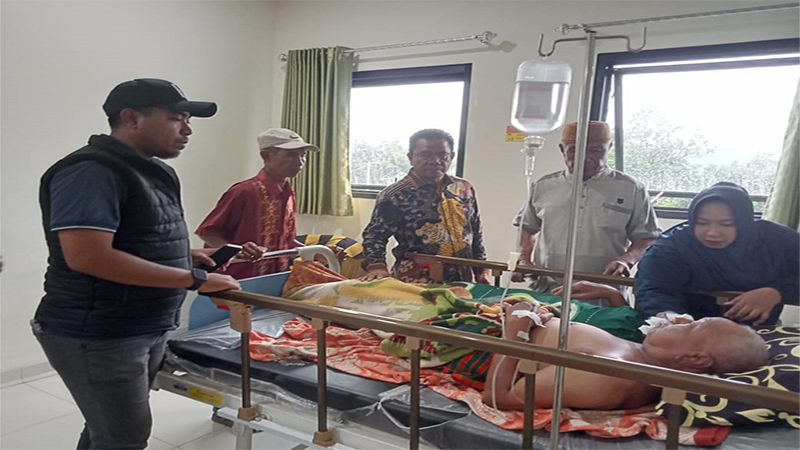 Penjabat Sekretaris Daerah Kota Bima, H Supratman saat melihat kondisi lansia, salah satu dari puluhan korban keracunan massal yang dirawat di rumah sakit di Kota Bima, Sabtu (16/11/2024).