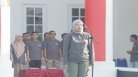 Ketua Bawaslu Kota Bima, Atina memimpin apel siaga secara serentak di halaman kantor Pemerintah Kota Bima, Sabtu (9/11/2024). Kegiatan ini merupakan agenda mengecek kesiap siagaan seluruh unsur dalam Bawaslu Kota Bima dalam mengawasi tahapan krusial pemilihan 2024.