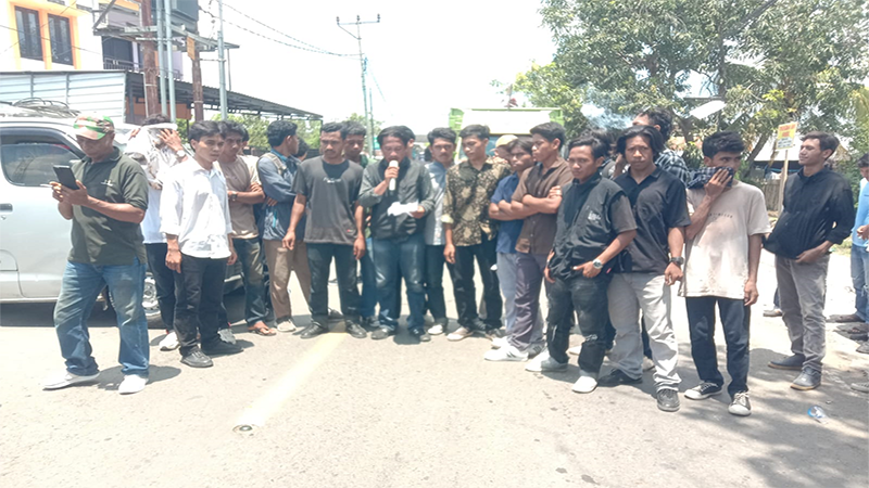 Massa Aliansi Peduli Demokrasi Maraso (APDM) yang dikoordinir Ansor Kirana saat membacakan pernyataan sikap ketika menggelar unjuk rasa di depan kantor Bawaslu Kabupaten Bima, Senin (18/11/2024) lalu.