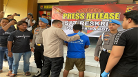 Terduga pelaku penikam remaja hingga tewas saat kegiatan kampanye calon Wali Kota dan Wakil Wali Kota Bima, Nusa Tenggara Barat ditunjukan polisi saat konferensi pers di Markas Kepolisian Resor Bima Kota, Jumat (22/11/2024).