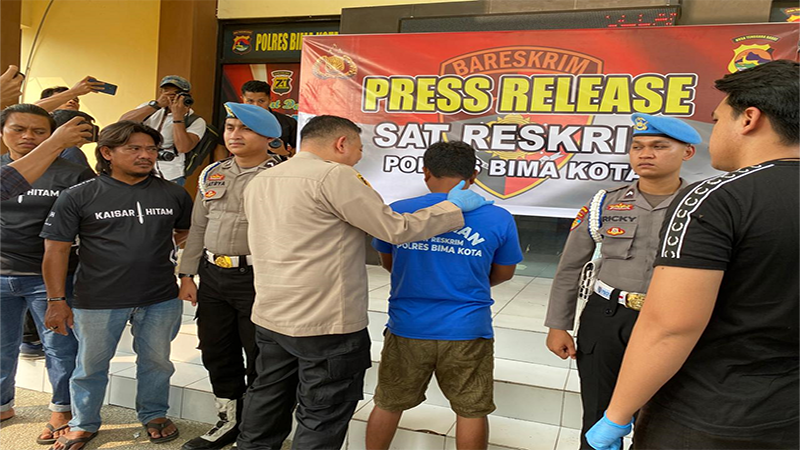 Terduga pelaku penikam remaja hingga tewas saat kegiatan kampanye calon Wali Kota dan Wakil Wali Kota Bima, Nusa Tenggara Barat ditunjukan polisi saat konferensi pers di Markas Kepolisian Resor Bima Kota, Jumat (22/11/2024).