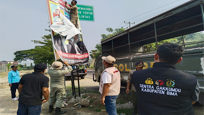 Badan Pengawas Pemilihan Umum Kabupaten Bima bersama sejumlah stakeholder terkait seperti Satuan Polisi Pamong Praja saat mengeksekusi alat peraga kampanye pasangan calon peserta Pilkada 2024 yang masih terpampang saat masa tenang, Minggu (24/11/2024).