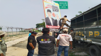 Ketua dan Anggota Bawaslu Kabupaten Bima mengawasi proses penertiban alat peraga kampanye oleh personil Satuan Polisi Pamong Praja di sekitar Bandara Sultan Muhammad Salahuddin Bima, Minggu (24/11/2024).