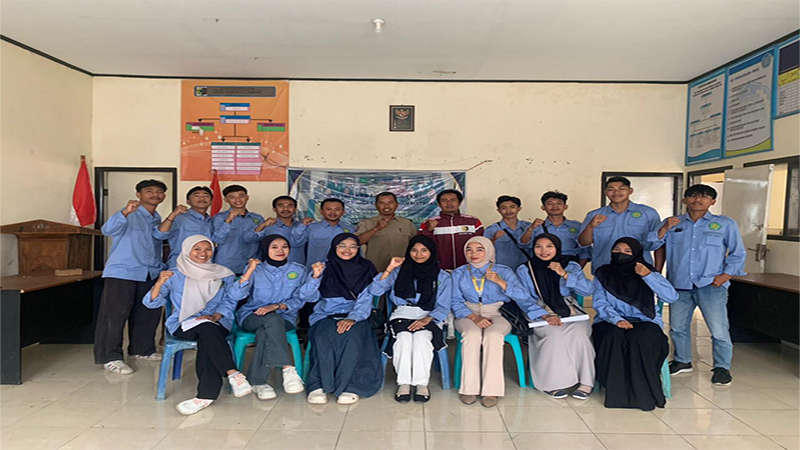 Foto bersama kelompok KKN Tematik UNW Mataram Angkatan 2024 di Desa Sembalun Lawang Lombok Timur.