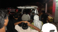 Proses evakuasi korban ke rumah duka.