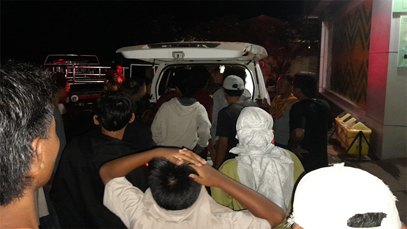 Proses evakuasi korban ke rumah duka.