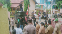 Suasana aksi unjuk rasa massa Aliansi Pemuda dan Mahasiswa Desa Ntonggu Kecamatan Palibelo menyorot pengeolaan alokasi dana desa (ADD). Aksi berlangsung di depan kantor Desa Ntonggu Kecamatan Palibelo Kabupaten Bima, Senin (11/11/2024) pagi.