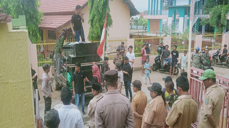 Suasana aksi unjuk rasa massa Aliansi Pemuda dan Mahasiswa Desa Ntonggu Kecamatan Palibelo menyorot pengeolaan alokasi dana desa (ADD). Aksi berlangsung di depan kantor Desa Ntonggu Kecamatan Palibelo Kabupaten Bima, Senin (11/11/2024) pagi.