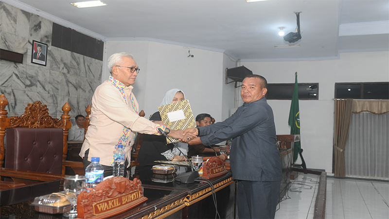 Serah terima dokumen APBD dalam paripurna penyampaian pendapat akhir kepala daerah atas penetapan Perda APBD tahun 2025 Kabupaten Bima di ruang rapat DPRD Kabupaten Bima, Jumat (29/11/2024) lalu.