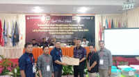 Panitia Pemilihan Kecamatan menyerahkan dokumen hasil rekapitulasi suara Tingkat kecamatan kepada Komisioner KPU Kabupaten Dompu saat rapat pleno terbuka hasil rekapitulasi suara dan penetapan hasil di Kabupaten Dompu, Senin (2/12/2024).