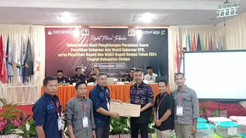 Panitia Pemilihan Kecamatan menyerahkan dokumen hasil rekapitulasi suara Tingkat kecamatan kepada Komisioner KPU Kabupaten Dompu saat rapat pleno terbuka hasil rekapitulasi suara dan penetapan hasil di Kabupaten Dompu, Senin (2/12/2024).