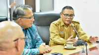 Konsul RI Darwin, Bagus Hendraning Kobarsih dan Asisten l Setda Provinsi NTB, H Fathurrahman serta sejumlah pejabat membahas revitalisasi Kerja Sama NTB-Australia di Mataram, Senin (2/12/2024).