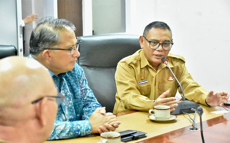 Konsul RI Darwin, Bagus Hendraning Kobarsih dan Asisten l Setda Provinsi NTB, H Fathurrahman serta sejumlah pejabat membahas revitalisasi Kerja Sama NTB-Australia di Mataram, Senin (2/12/2024).