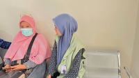 Aisyah mendampingi anaknya yang menjalani operasi patah tulang dengan memanfaatkan Program Jaminan Kesehatan Nasional (JKN).