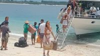 Wisatawan mancanegara mengunjungi Gil Terawangan Lombok. Foto Ist.