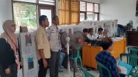 Anggota Bawaslu Kabupaten Dompu didampingi pejabat Sekretariat Bawaslu Kabupaten Dompu mengawasi langsung proses rekapitulasi hasil penghitungan suara pemilih serentak 2024 di sejumlah kecamatan, Jumat (29/11/2024) lalu. Saat ini rekapitulasi suara tingkat kecamatan di Dompu rampung dan direncanakan dilanjutkan rapat pleno terbuka pada Senin (2/12/2024).
