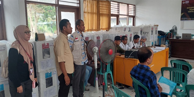 Anggota Bawaslu Kabupaten Dompu didampingi pejabat Sekretariat Bawaslu Kabupaten Dompu mengawasi langsung proses rekapitulasi hasil penghitungan suara pemilih serentak 2024 di sejumlah kecamatan, Jumat (29/11/2024) lalu. Saat ini rekapitulasi suara tingkat kecamatan di Dompu rampung dan direncanakan dilanjutkan rapat pleno terbuka pada Senin (2/12/2024).