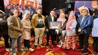 Anggota Bawaslu Kabupaten Dompu, Wahyudin foto bersama sejumlah anggota Bawaslu saat menerima penghargaan di Jakarta.