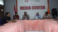 Anggota Bawaslu Provinsi NTB, Syaifuddin, melakukan monitoring terhadap Sumber Daya Manusia (SDM) pengawasan di kantor Bawaslu Kabupaten Dompu.