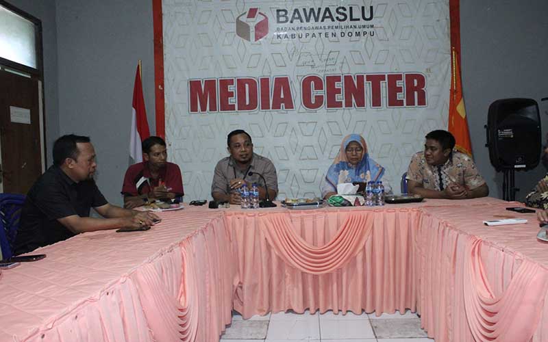 Anggota Bawaslu Provinsi NTB, Syaifuddin, melakukan monitoring terhadap Sumber Daya Manusia (SDM) pengawasan di kantor Bawaslu Kabupaten Dompu.