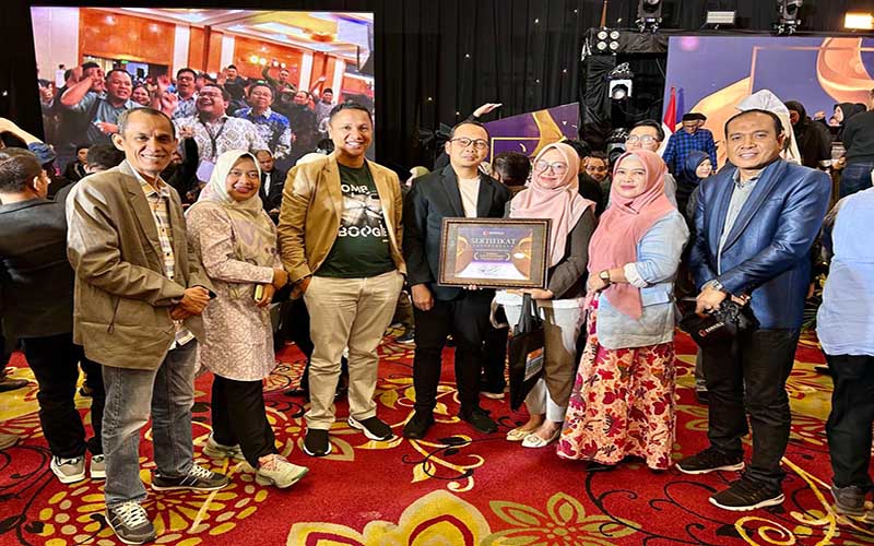 Anggota Bawaslu Kabupaten Dompu, Wahyudin foto bersama sejumlah anggota Bawaslu saat menerima penghargaan di Jakarta.