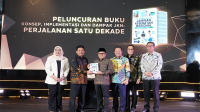 Direktur Utama BPJS Kesehatan Ghufron Mukti menyerahkan buku Konsep, Implementasi dan Dampak Jaminan Kesehatan Nasional: Perjalanan Satu Dekade kepada Menteri Menteri Koordinator Bidang Pemberdayaan Masyarakat (Menko PM) Republik Indonesia Muhaimin Iskandar saat peluncuran buku di Jakarta, Rabu (11/12/2024) lalu.