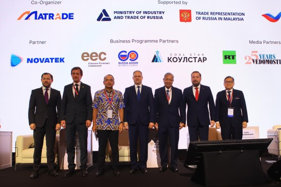 Foto bersama sejumlah narasumber pejabat dalam Forum Bisnis Internasional "World of Opportunities: Russia-ASEAN” yang diselenggarakan di Kuala Lumpur Malaysia, 26-27 November 2024.