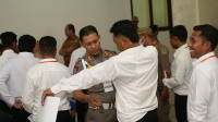 Panitia memeriksa barang bawaan peserta seleksi Pegawai Pemerintah dengan Perjanjian Kerja (PPPK) untuk memastikan tidak ada kecurangan dari peserta. Foto Ilustrasi.