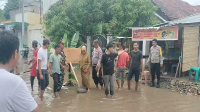 Camat Bolo didampingi Kapolsek Bolo dan Danramil 1608-02/ Bolo menemui massa yang memprotes kondisi jalan rusak, Senin (16/12/2024) siang.