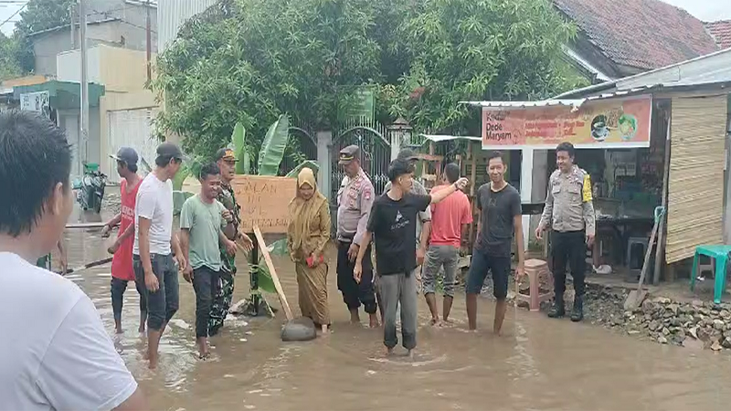 Camat Bolo didampingi Kapolsek Bolo dan Danramil 1608-02/ Bolo menemui massa yang memprotes kondisi jalan rusak, Senin (16/12/2024) siang.
