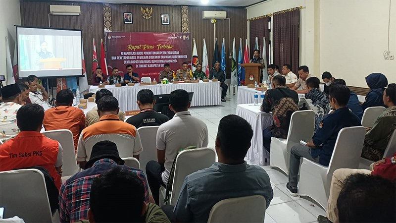 Ketua KPU Kabupaten Bima, Ady Supriadin menyampaikan sambutan saat rapat pleno terbuka rekapitulasi hasil pemilihan Gubernur dan Wakil Gubernur NTB serta hasil pemilihan Bupati dan Wakil Bupati Bima tahun 2024 di aula KPU Kabupaten Bima, Senin (2/3/ 2024).