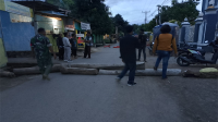 Kondisi ruas jalan di Desa Runggu Kecamatan Belo Kabupaten Bima, Nusa Tenggara Barat, ditutup warga menggunakan balok kayu, Rabu (11/12/2024) petang. Ruas jalan ditutup setelah pecah bentrok antara Desa Runggu dan Desa Roka Kecamatan Belo.