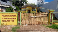 Kondisi kantor UPT Distambun Kecamatan Bolo Kabupaten Bima, Nusa Tenggara Barat, setelah dipalang oleh massa GERAM menggunakan pagar bambu, Rabu (11/12/2024). Massa menyorot penyaluran bantuan benih yang bersumber dari Kementerian Pertanian RI, yang diduga proses penyalurannya bermasalah.